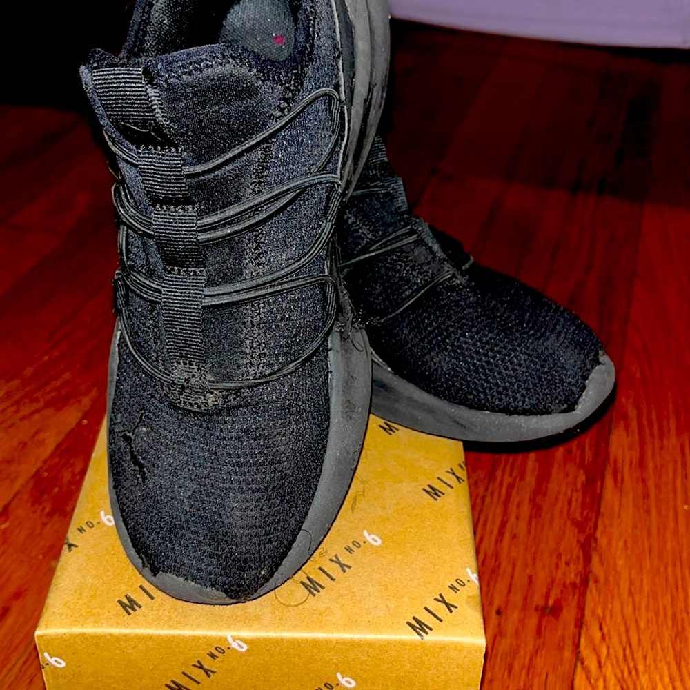 Kids Puma’s size 3. Light shoe, good condition.